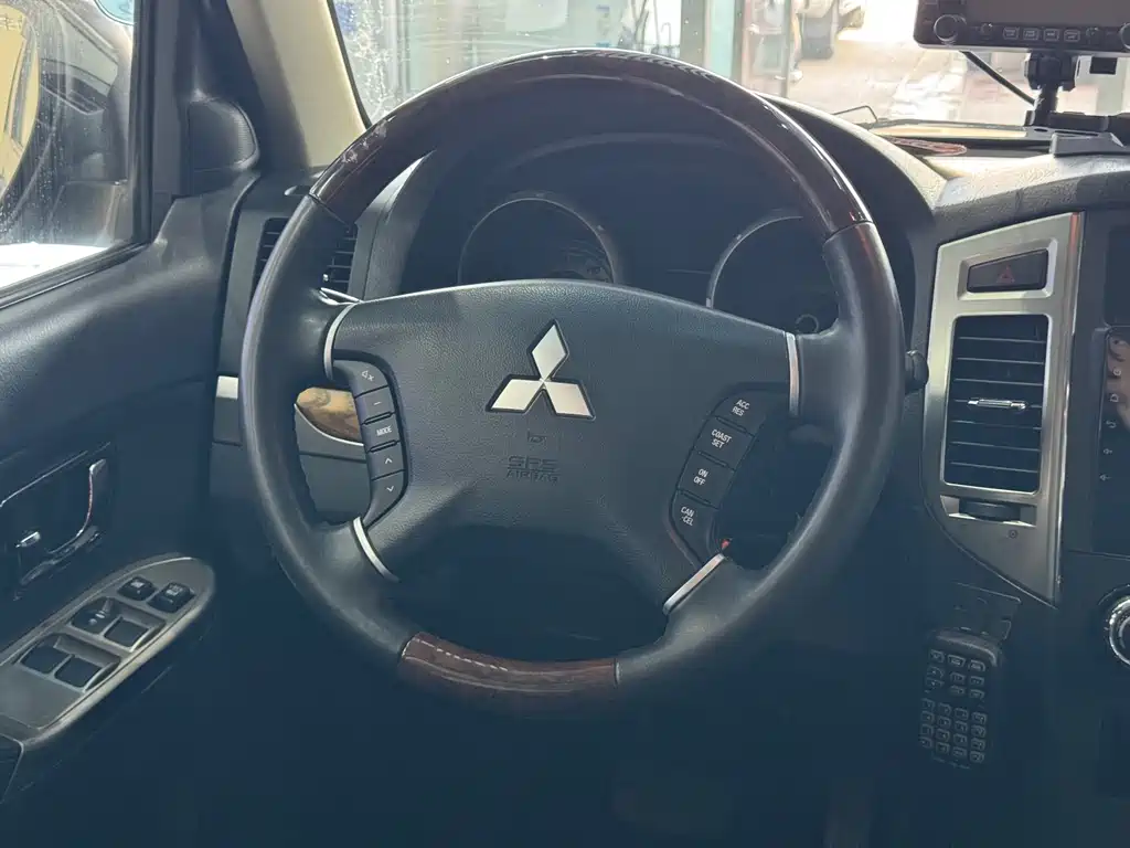 Mitsubishi Pajero 2019 — фото 13