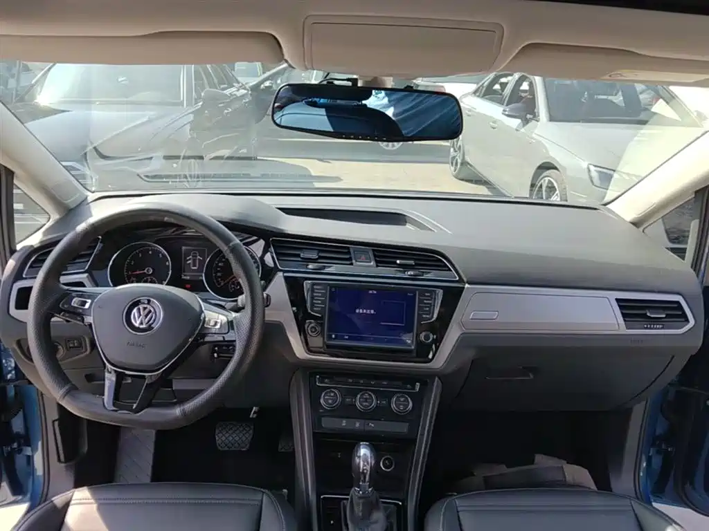 Volkswagen Touran 2019 — фото 10