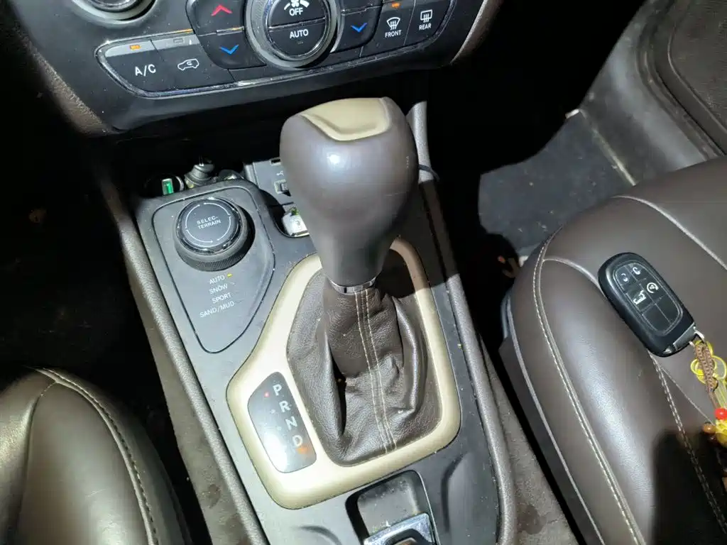 Jeep Cherokee 2014 — фото 10