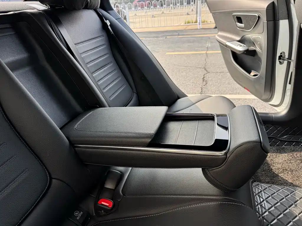 Mercedes-Benz C-Class 2023 — фото 29