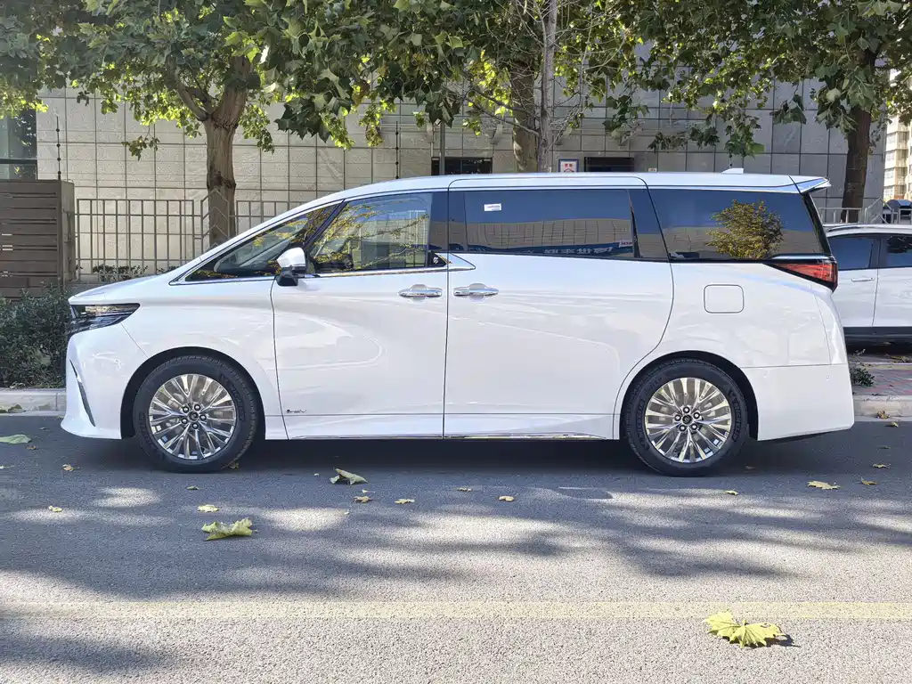 Toyota Alphard — фото 3