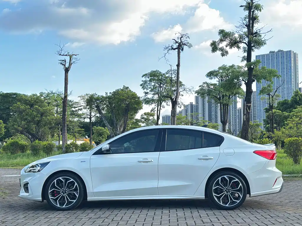 Ford Focus 2020 — фото 10
