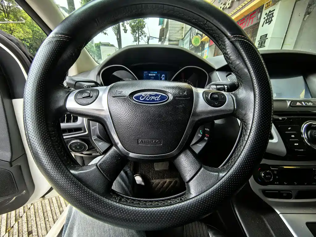 Ford Focus 2014 — фото 13