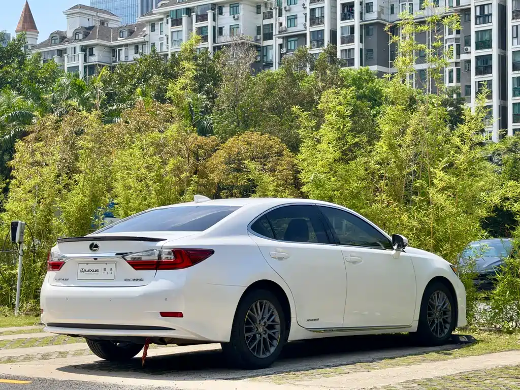 Lexus ES 2018 — фото 10