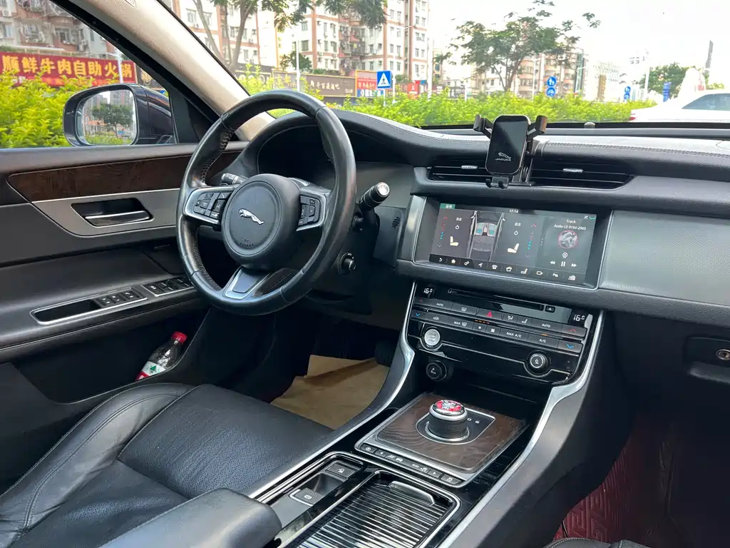 Jaguar XFL 2018 — фото 17