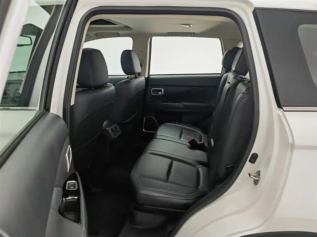 Mitsubishi Outlander 2020 — фото 15