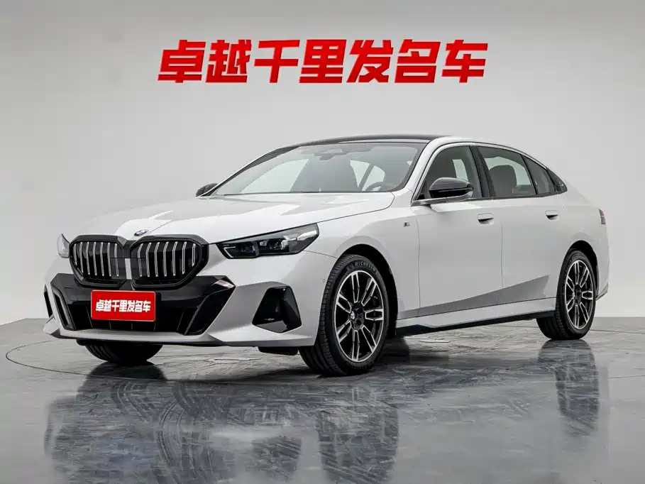 BMW 5 Series 2025 — фото 1