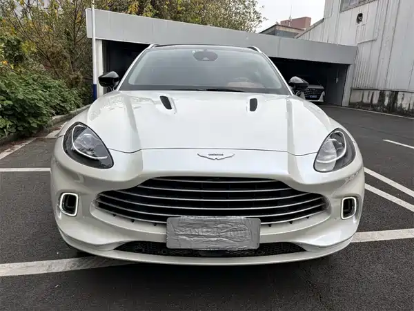 Aston Martin DBX 2021