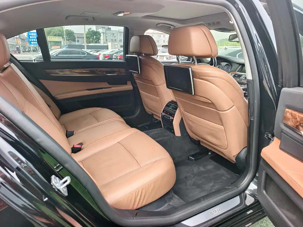 BMW 7 Series 2013 — фото 18