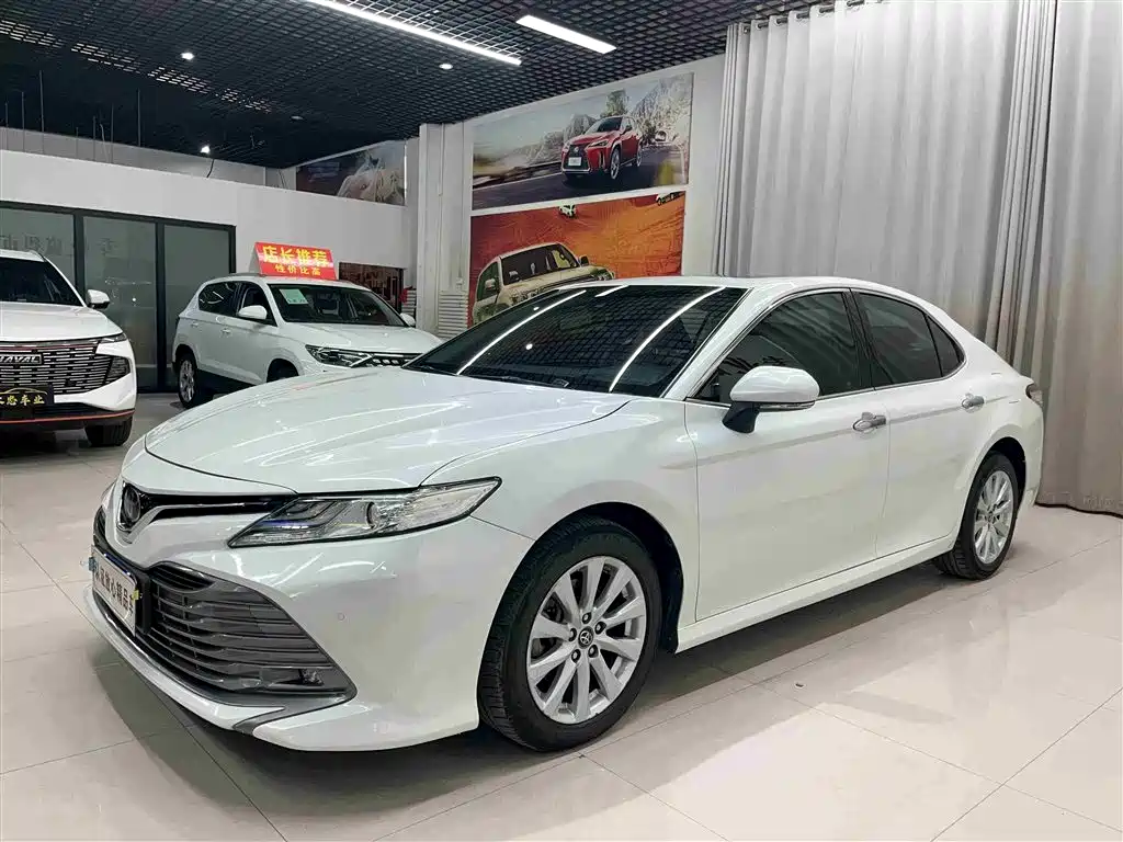 Toyota Camry 2019 — фото 1