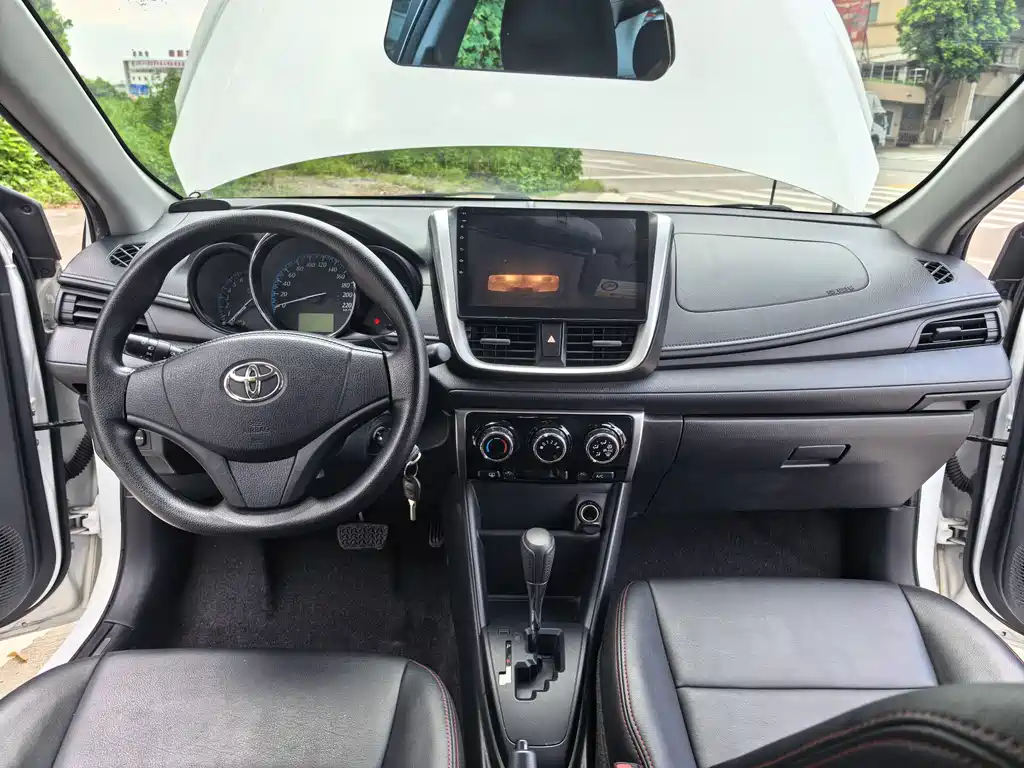 Toyota Yaris L 2017 — фото 16