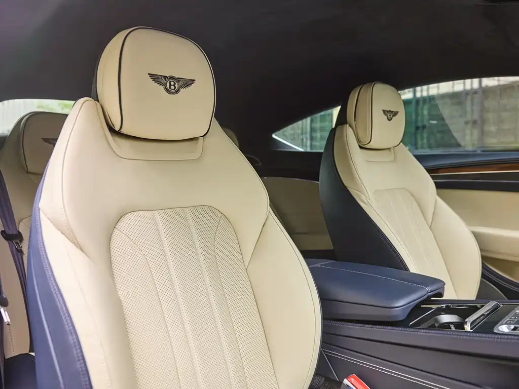 Bentley Continental 2024 — фото 17