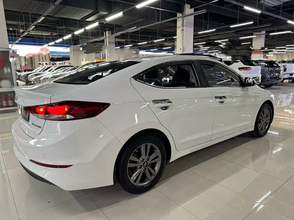 Hyundai Elantra 2016 — фото 9