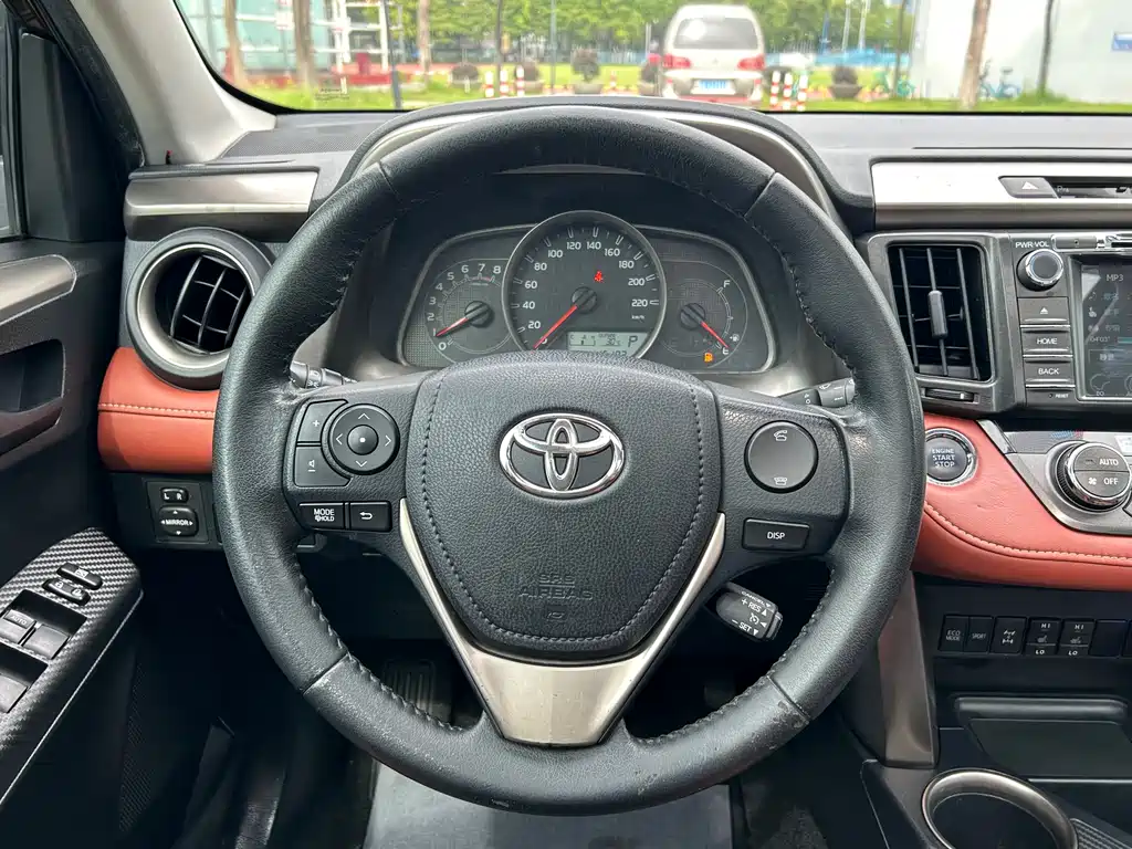 Toyota RAV4 2015 — фото 16