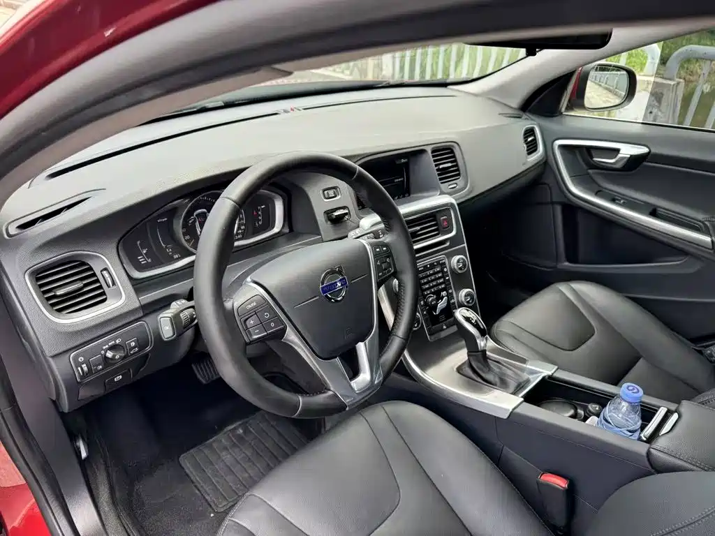 Volvo V60 2016 — фото 12