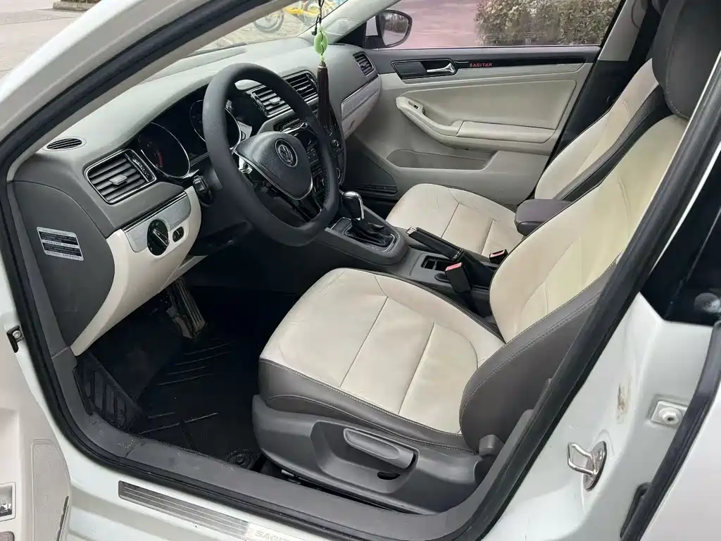 Volkswagen Sagitar 2015