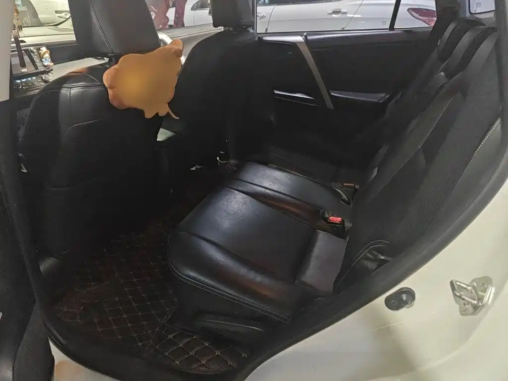 Toyota RAV4 2017 — фото 15