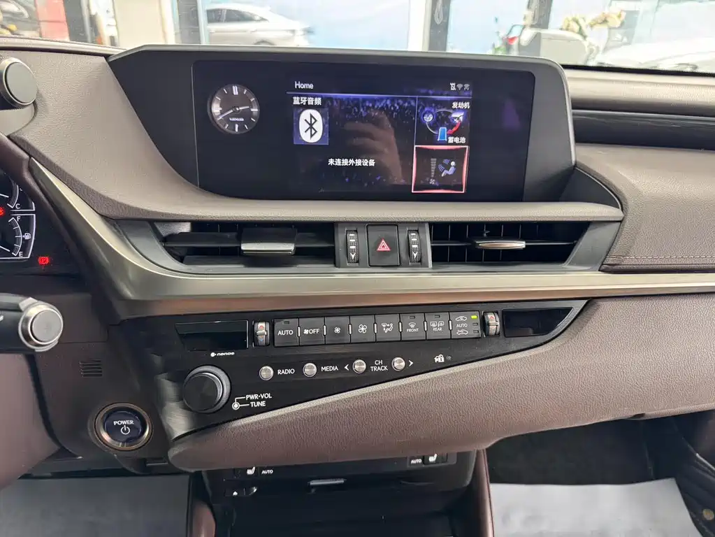 Lexus ES 2018 — фото 21