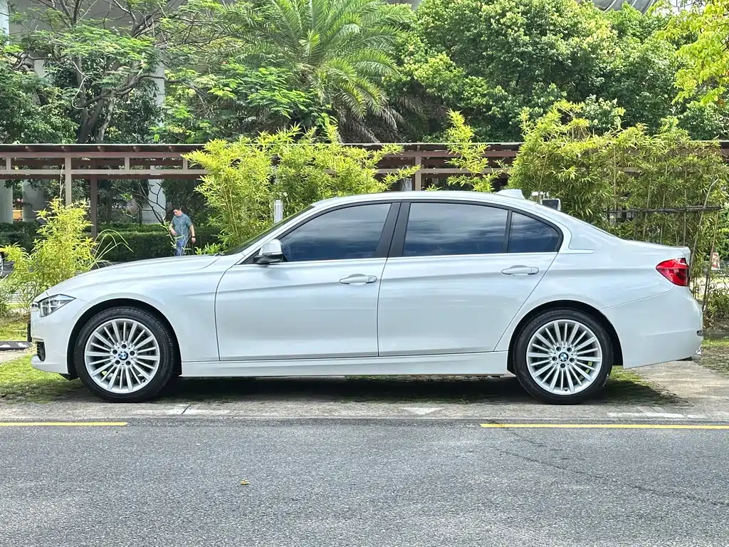 BMW 3 Series 2018 — фото 19