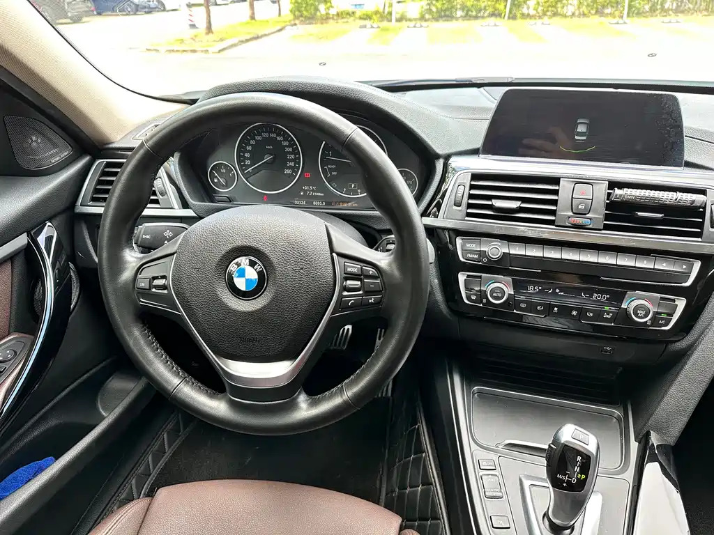 BMW 3 Series 2018 — фото 11