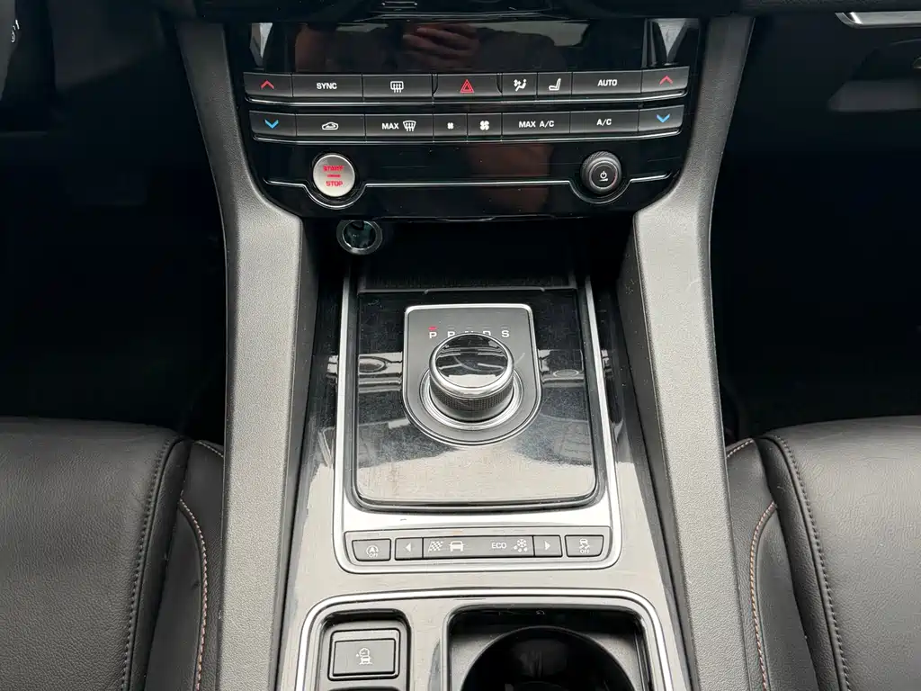 Jaguar F-PACE 2018 — фото 16