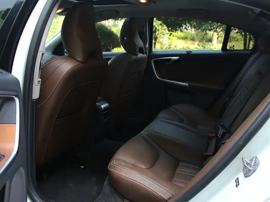 Volvo S60 Plug-In Hybrid 2015 — фото 9