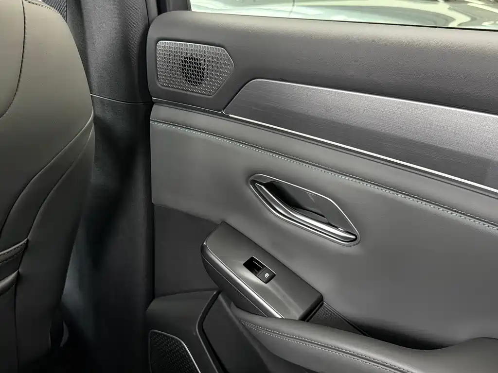 BYD L DM-i 2026 — фото 15