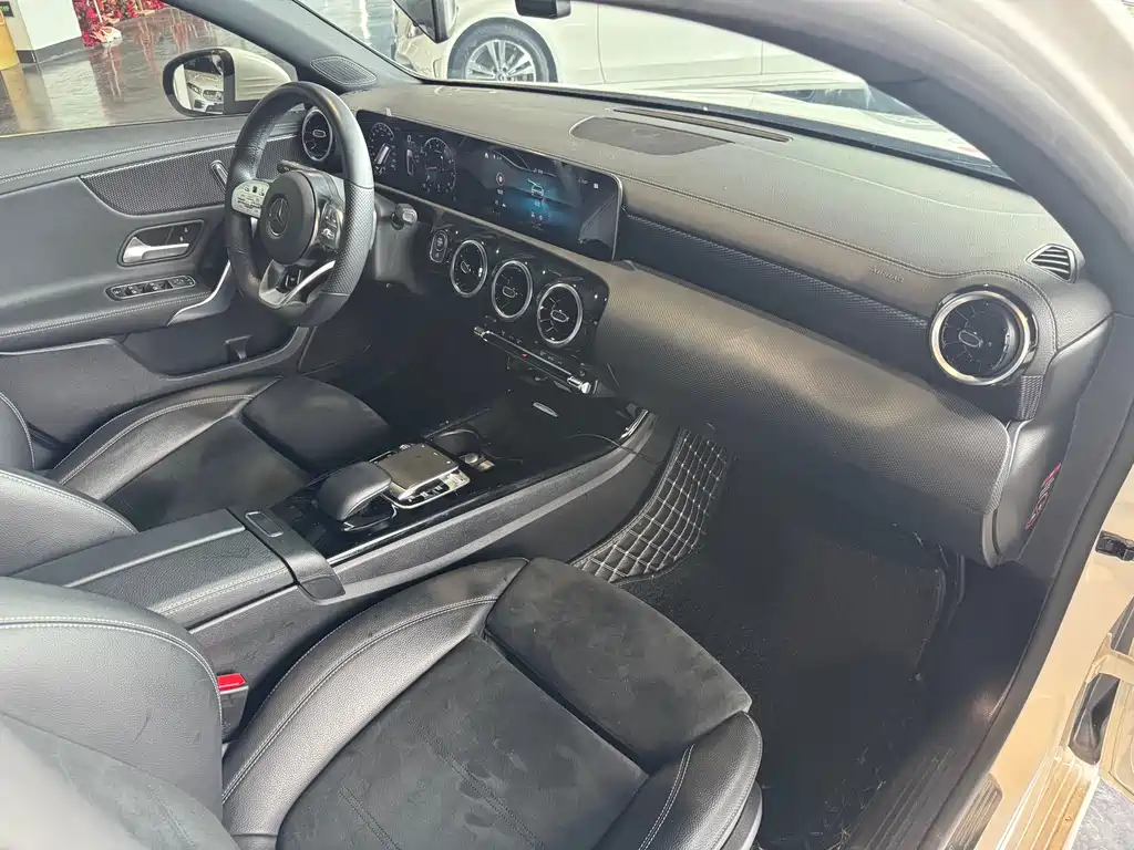 Mercedes-Benz A-Class 2019 — фото 10