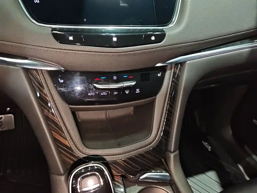 Cadillac XT5 2020 — фото 16