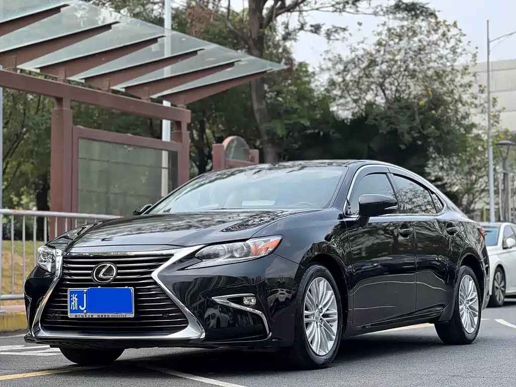 Lexus ES 2018 — фото 1