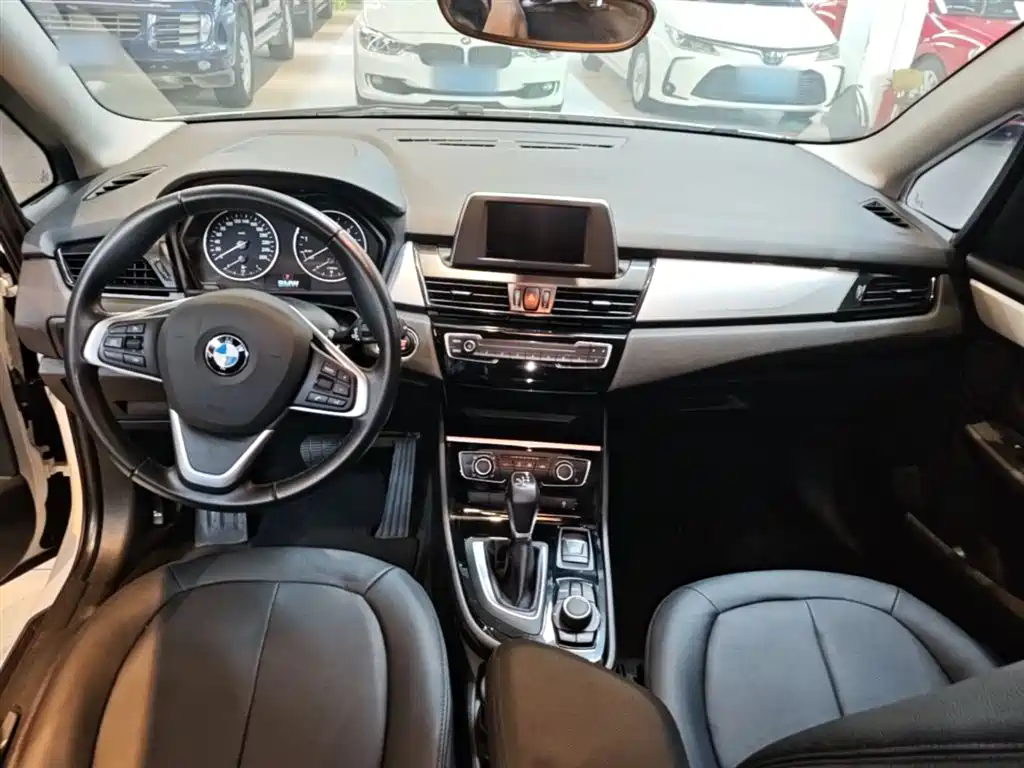 BMW 2 Series Active Tourer 2017 — фото 10