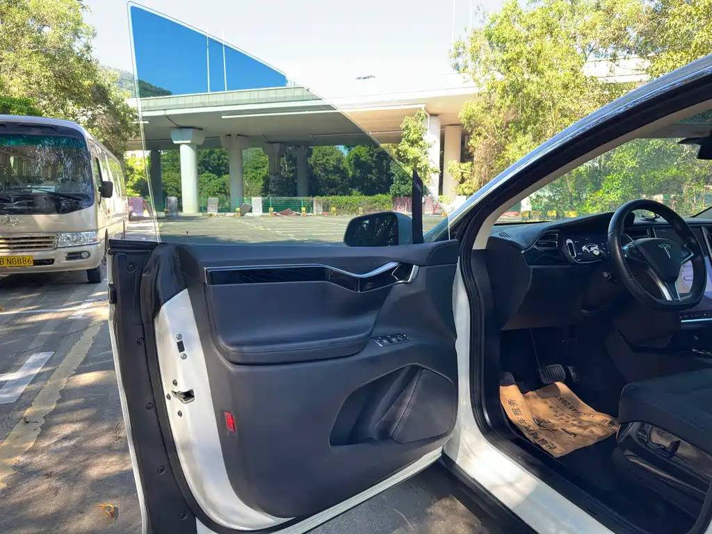 Tesla Model X 2016 — фото 10