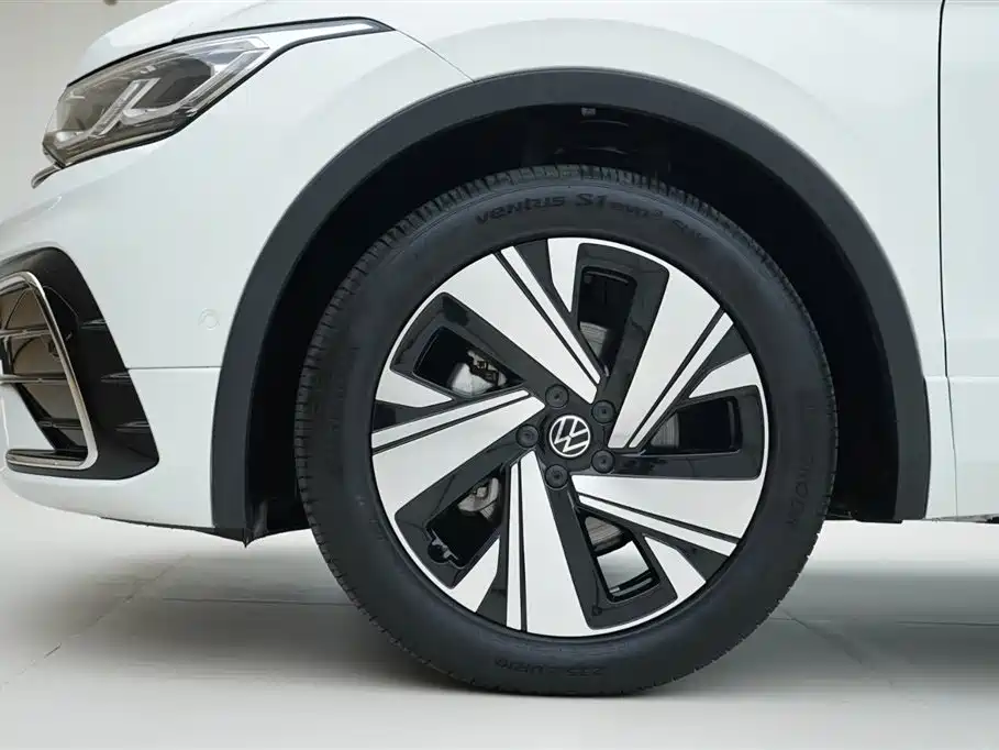 Volkswagen Tiguan L 2024 — фото 15