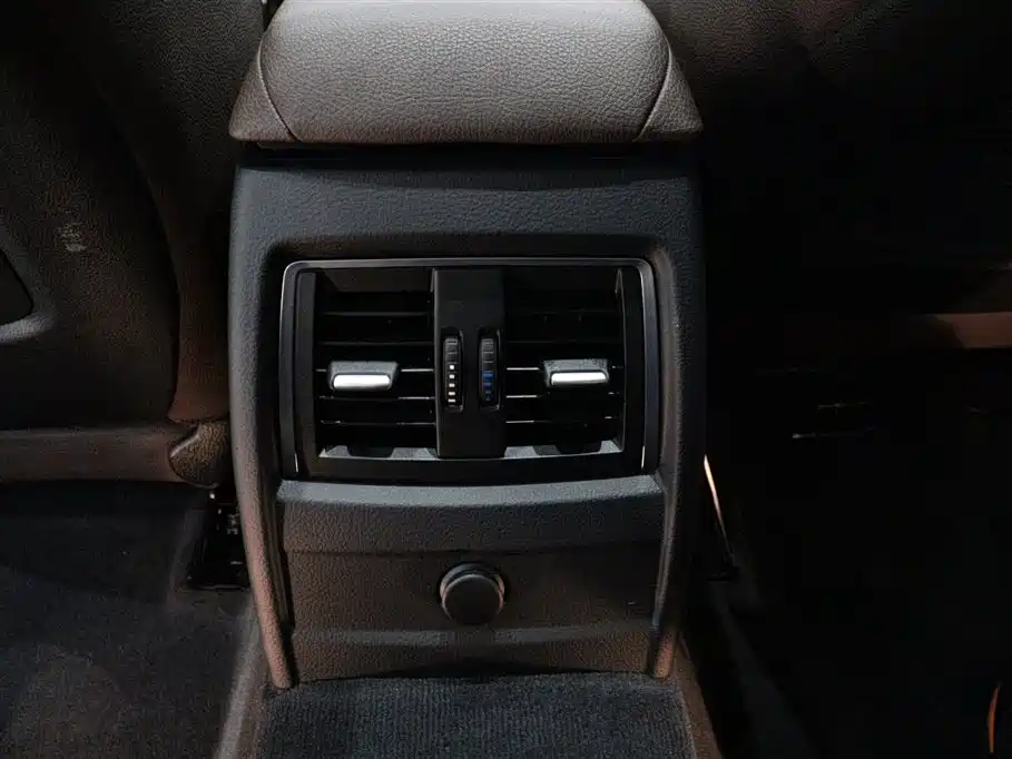 BMW 3 Series 2018 — фото 10