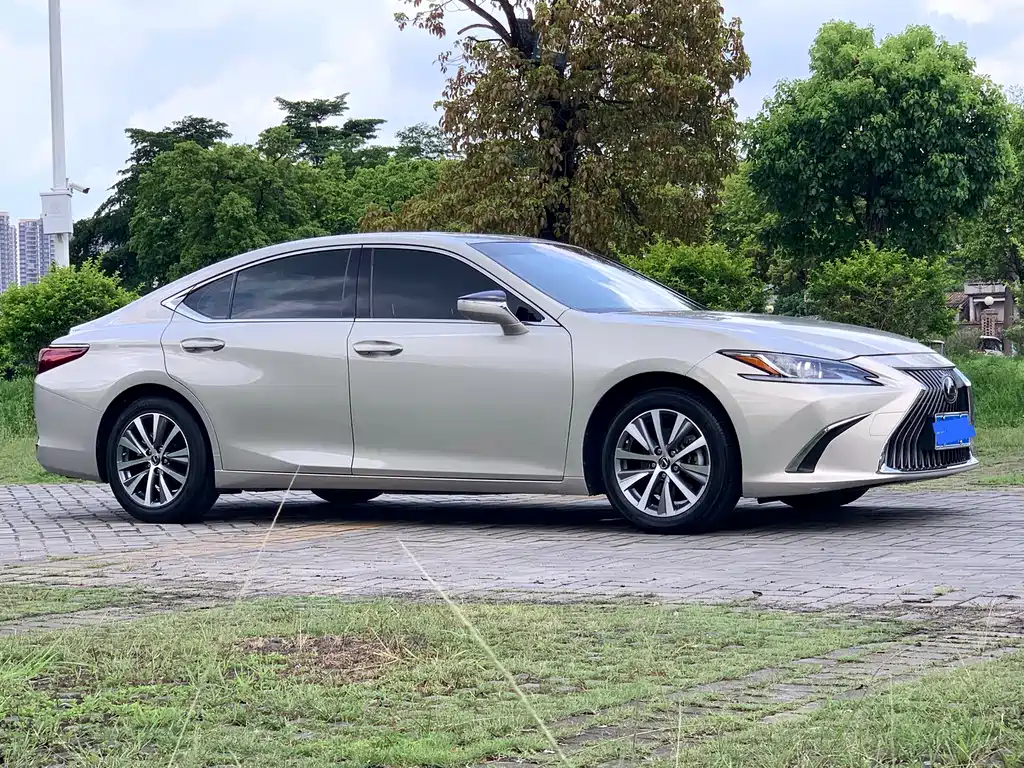 Lexus ES 2019