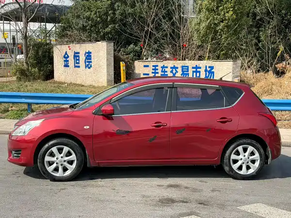 Nissan Tiida 2014