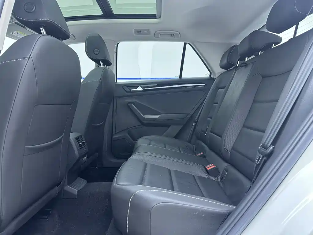 Volkswagen T-Roc 2023 — фото 9