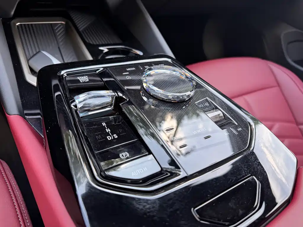 BMW 5 Series 2025 — фото 10