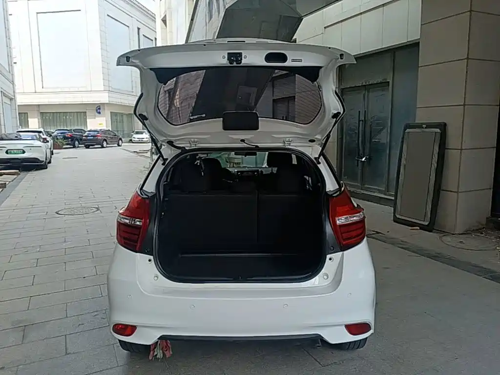 Toyota Yaris L 2016 — фото 19