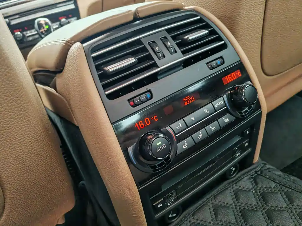 BMW 7 Series 2012 — фото 27