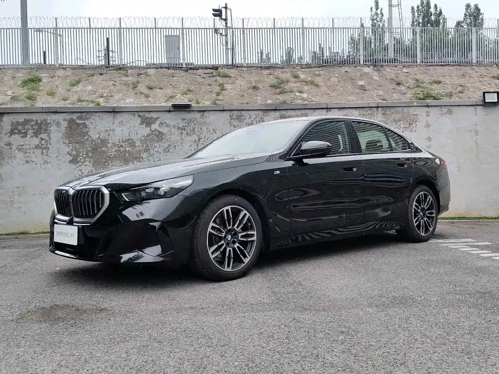 BMW 5 Series 2025 — фото 12