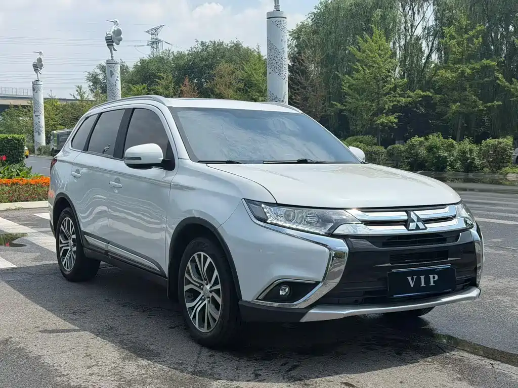 Mitsubishi Outlander 2017 — фото 3