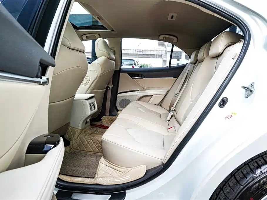 Toyota Camry 2018 — фото 17