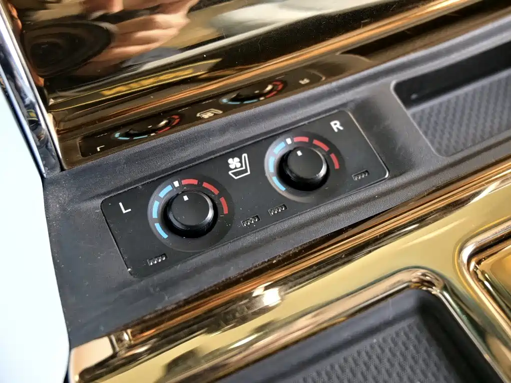 Toyota Alphard 2020 — фото 22