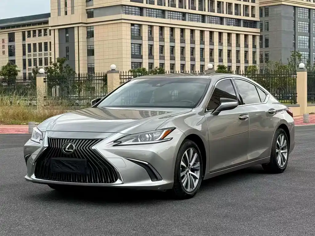 Lexus ES 2018 — фото 1