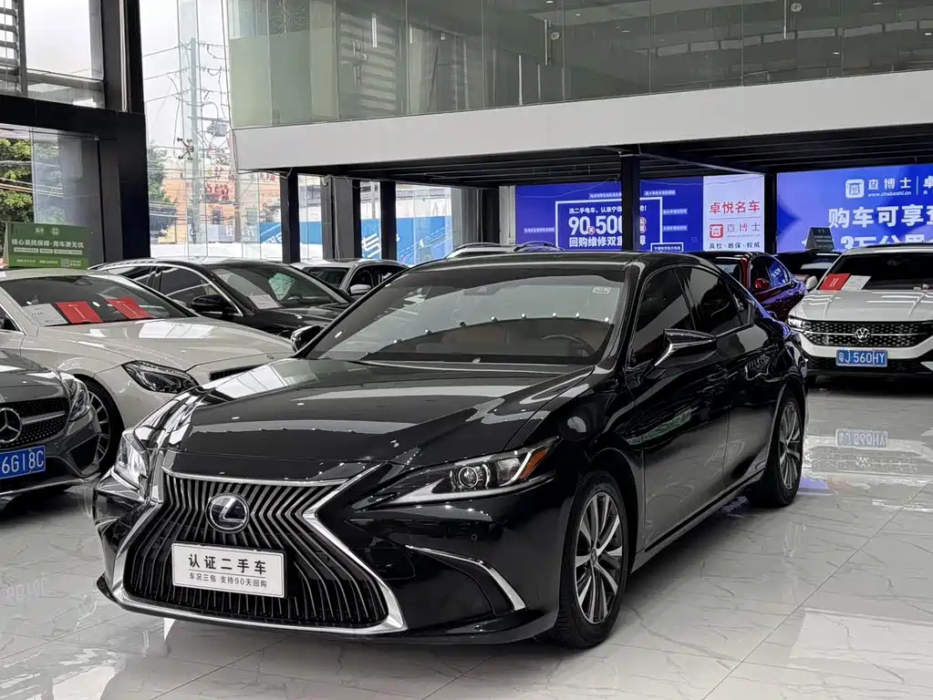 Lexus ES 2018 — фото 1