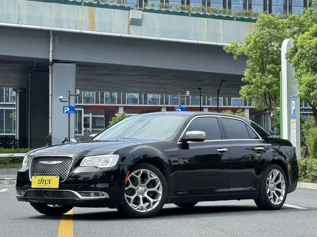 Chrysler 300C 2018 — фото 1