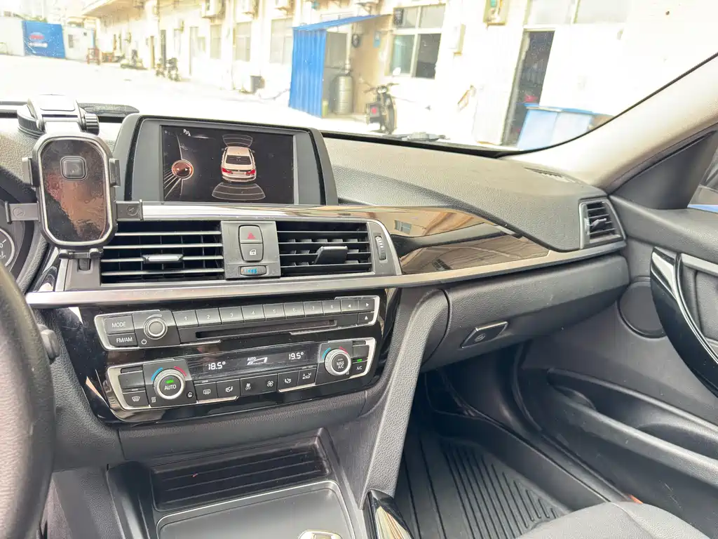 BMW 3 Series 2017 — фото 13