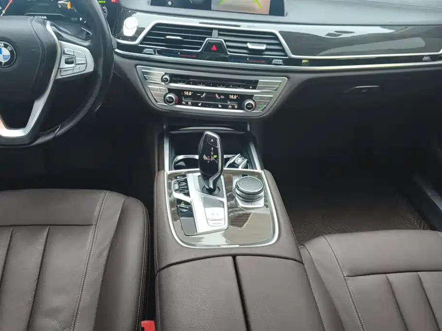BMW 7 Series 2017 — фото 16