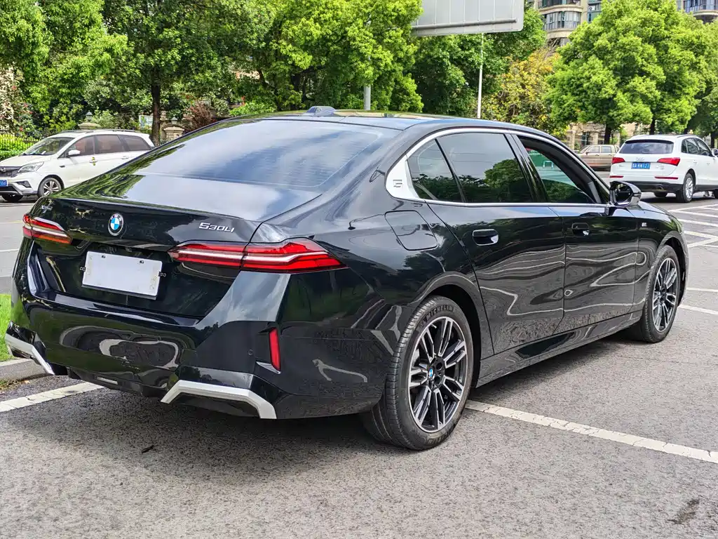 BMW 5 Series 2025 — фото 10